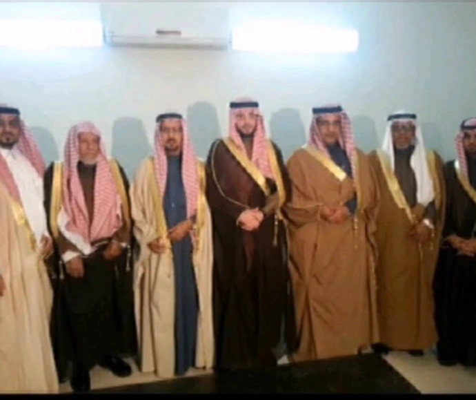 شيخ قبيلة مطيرالشيخ فيصل بن بندر الدويش والشيخ نواف بن فيصل الدويش رئيس مركز الرفيعة والشيخ بدر بن ناصر بن مدلج وجمع من الأعيان وشيوخ القبائل في ضيافة آل سلطان السور في الرفيعة بالصمان