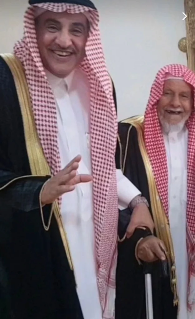 جانب من زيارة سعادة محافظ القويعية مساعد بن عبدالرحمن السالم للشيخ عبدالعزيز بن عبدالله بن سلطان بمنزله في القويعية