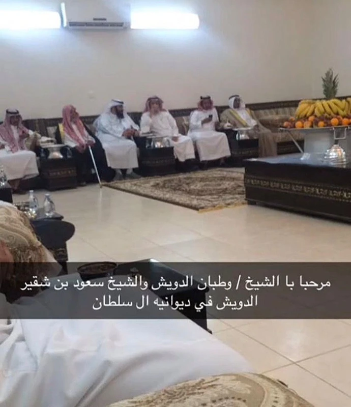 جانب من زيارة الشيخ وطبان الدويش والشيخ سعود بن شقير الدويش لآل سلطان السور بديوانيتهم بالرفيعة